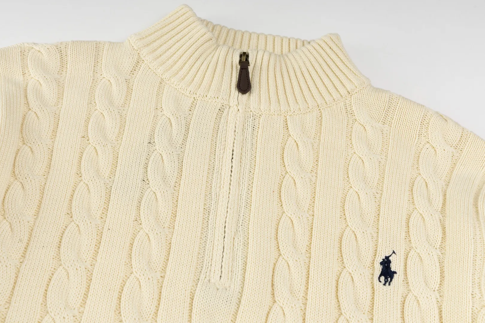 P236 #R92 RALPH LAUREN Ralph Lauren fifteen colors classic small label embroidery logo turtleneck pullover half-zip knitted cable sweater with high-density LOGO embroidery on the chest and original customized tag accessories. Made of pure cotton yarn, pure cotton is skin-friendly and comfortable, small label war horse embroidered twist turtleneck sweater 🐎 high quality, follow the blogger to learn how to wear it! Let’s buy a Ralph Lauren cable sweater. It’s a super hard-to-find series after it became popular. It’s hard to find one on the official website. It’s simple and practical to wear, with a lazy and loose feel. The thickened fabric has more texture, feels soft and delicate, and has a loose fit. Whether worn alone or layered, you can wear different styles of fashion with just one piece!   Size：XS S M L